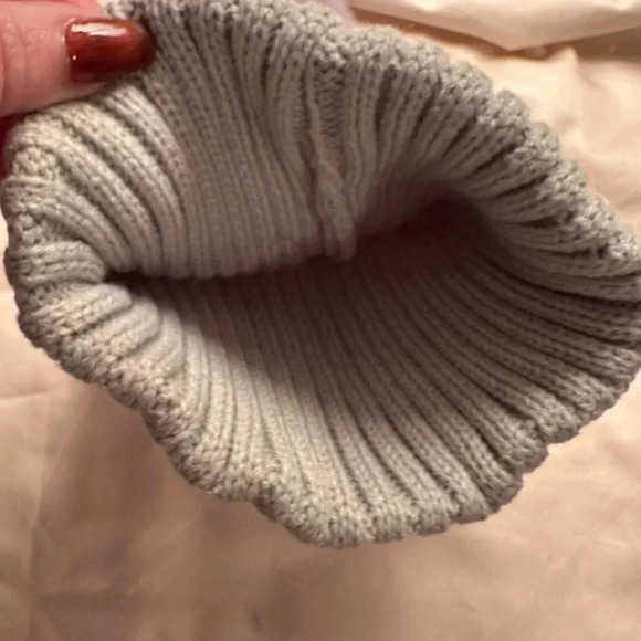 Grey knit hat with pompom nwot - Picture 4 of 4